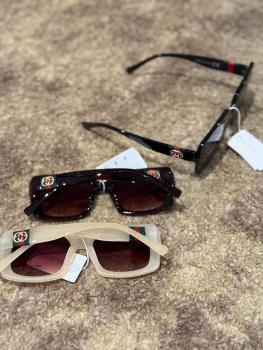 Sonnenbrille mit Design (grün/rot), eckig